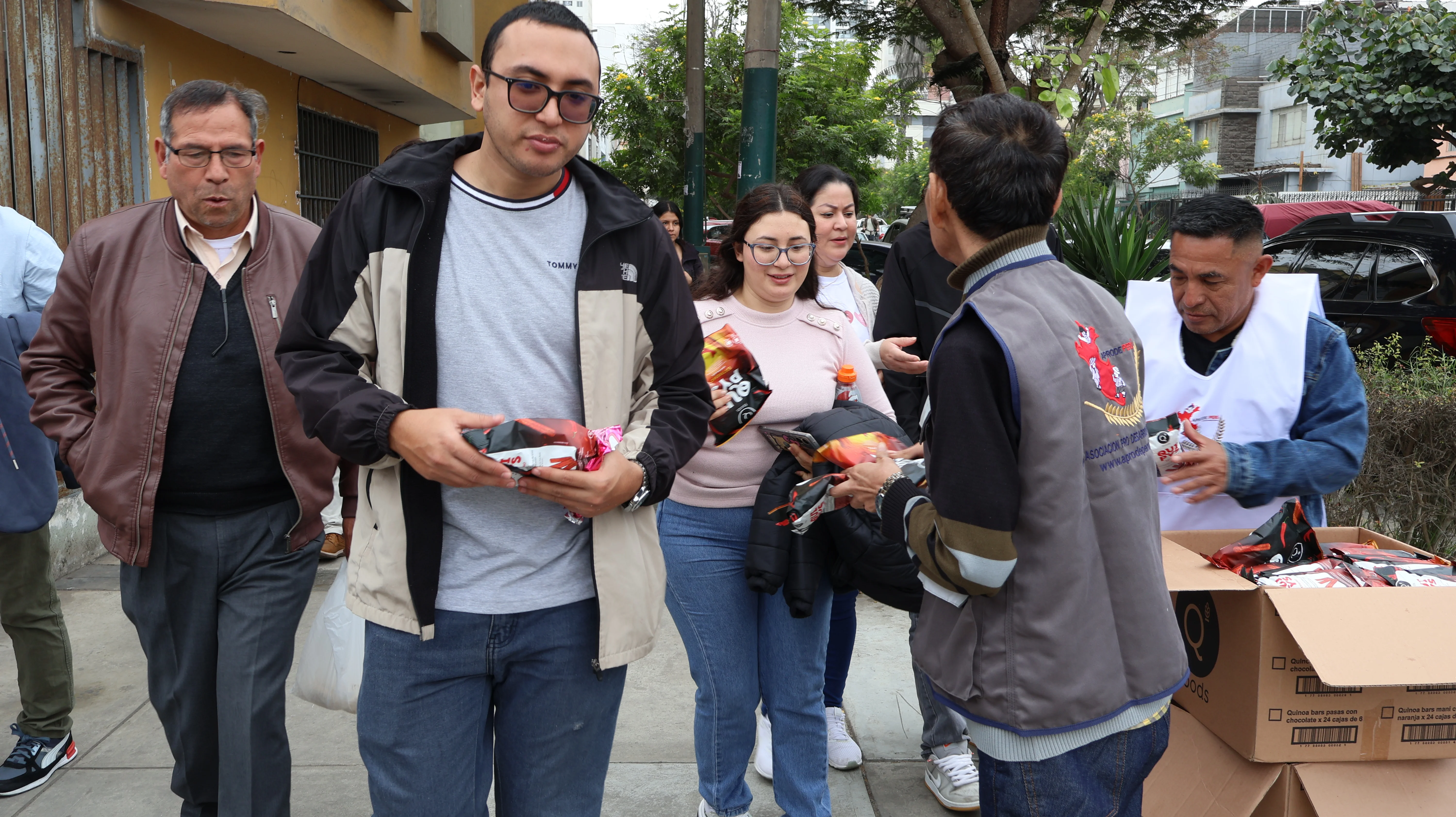 APRODE PERÚ realiza jornada de entrega de snack de quinua en Desfile Cívico Militar 2025