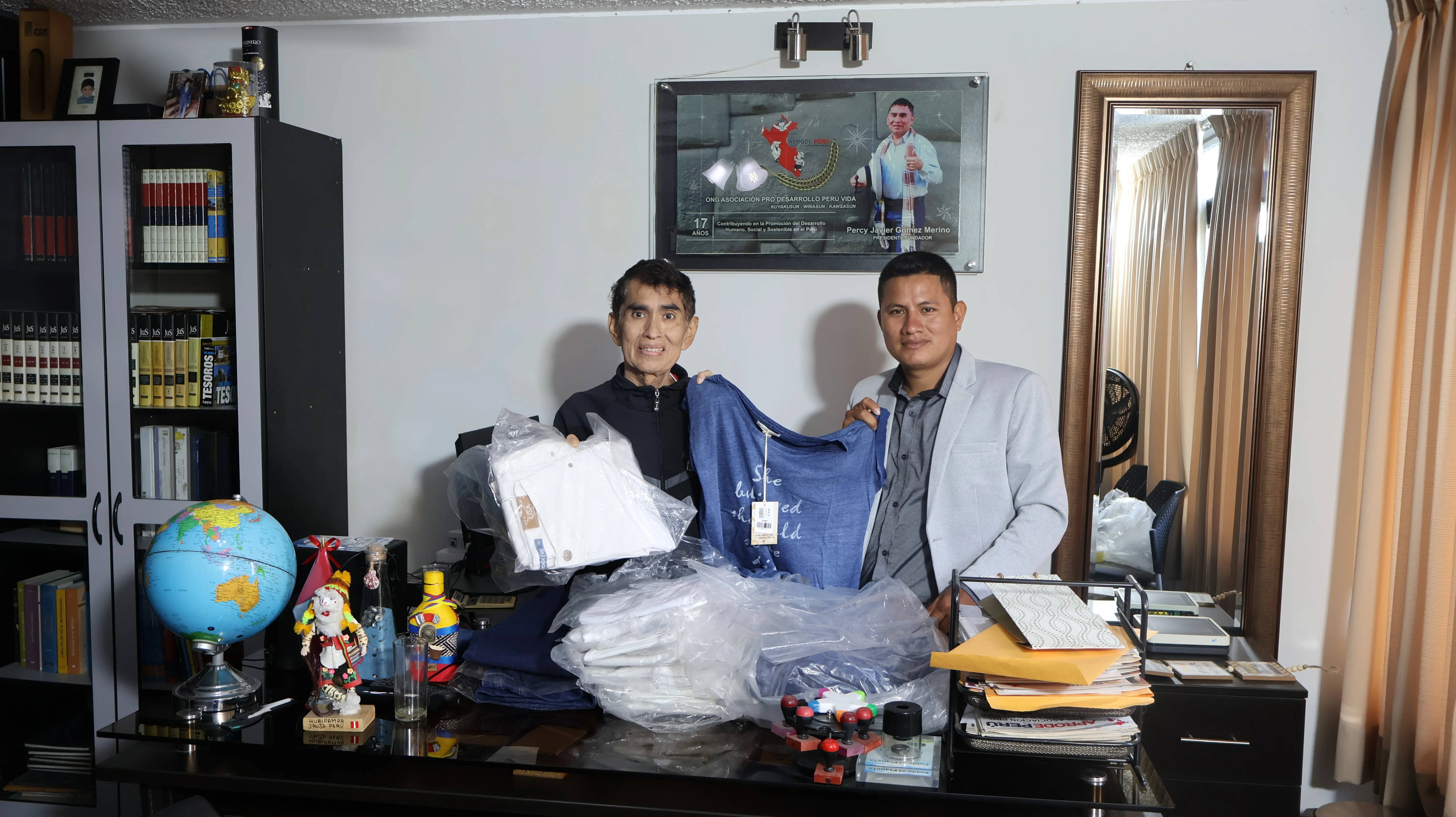 APRODE PERÚ DONA PRENDAS DE VESTIR PARA LA ASOCIACIÓN DE RONDEROS DEL CASERÍO EL TUTUMO DEL DISTRITO DE MATA PALO DE LA PROVINCIA DE ZARUMILLA DE LA REGIÓN TUMBES